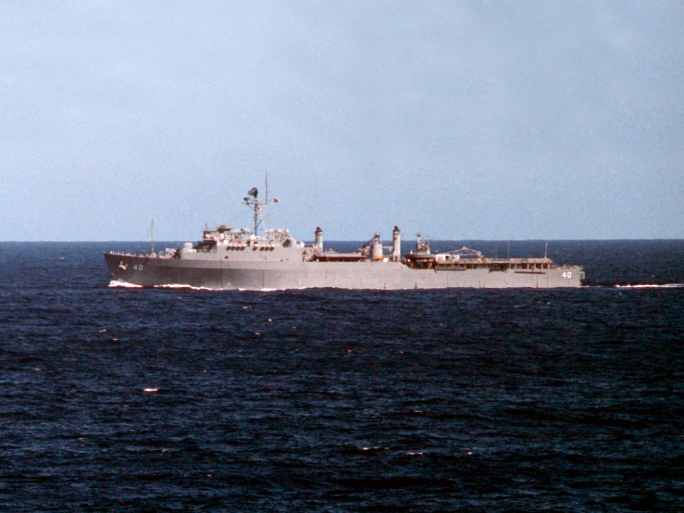 USS Fort Fisher (LSD-40) underway in the Pacific Ocean on 19 September 1989 (6457204)