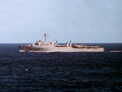 USS Fort Fisher (LSD-40) underway in the Pacific Ocean on 19 September 1989 (6457204)