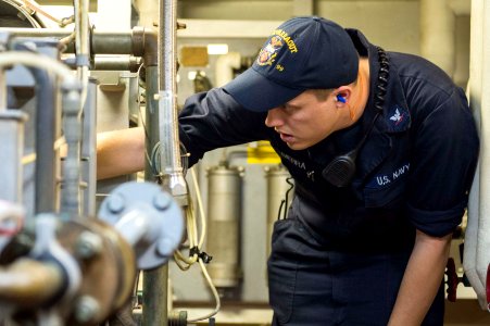 USS Farragut (DDG 99) 150527-N-VC236-011 (18106089869)