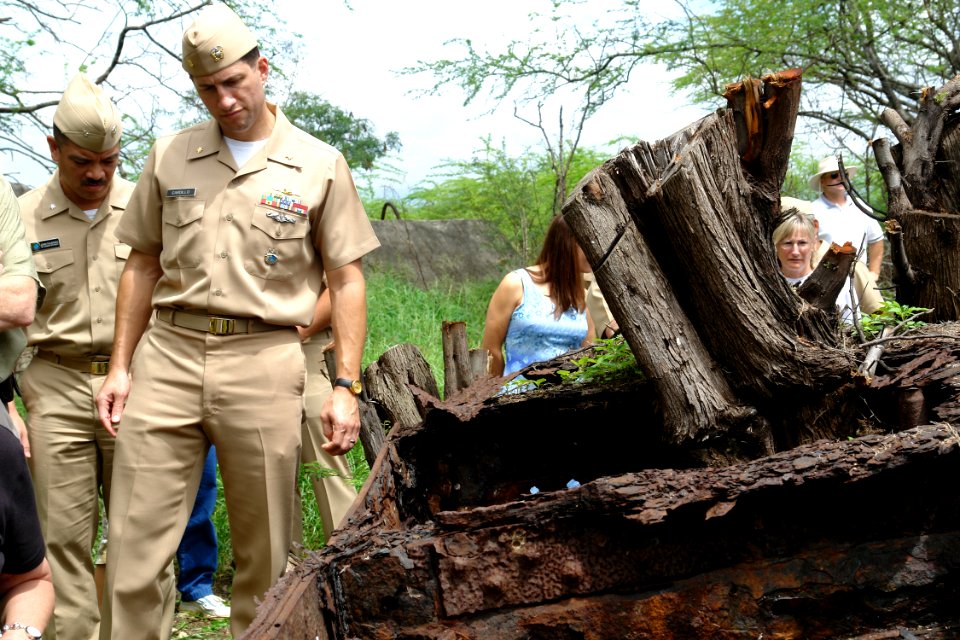 US Navy 060316-N-9643K-008 Sailors from the Pearl Harbor Surface Navy Association (SNA) visit the site of the USS Arizona relics