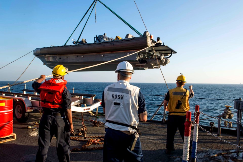 USS Fort McHenry action 150206-N-DQ840-123