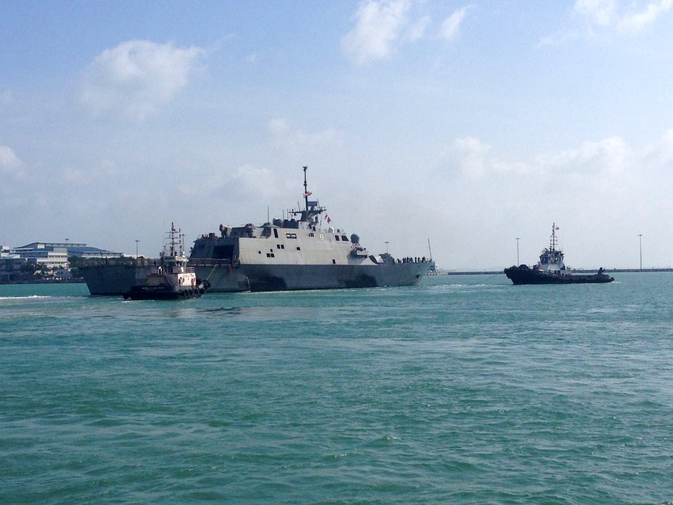 USS Fort Worth underway in support of AirAsia flight QZ8501 search efforts. (16030594889)