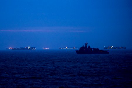 USS Fort McHenry enters the Suez Canal. (16273192232)