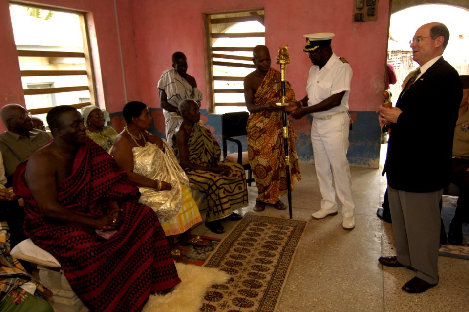 US Navy 060419-N-2568S-031 The Secretary of the Navy (SECNAV), the Honorable Dr. Donald C. Winter meets with Traditional Chief Essikado