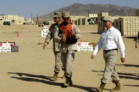 US Navy 060509-N-2568S-056 SECNAV meets with Marines participating in Mojave Viper