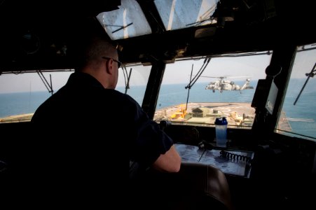 USS Fort McHenry (LSD 43) 150302-N-DQ840-004 (16685346106)