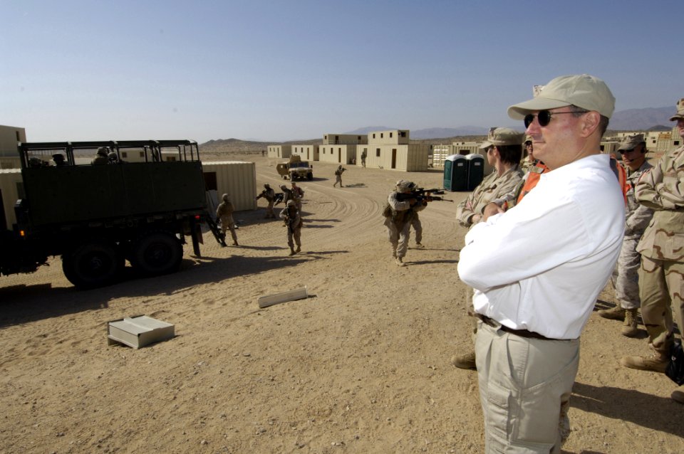 US Navy 060509-N-2568S-045 SECNAV meets with Marines participating in Mojave Viper