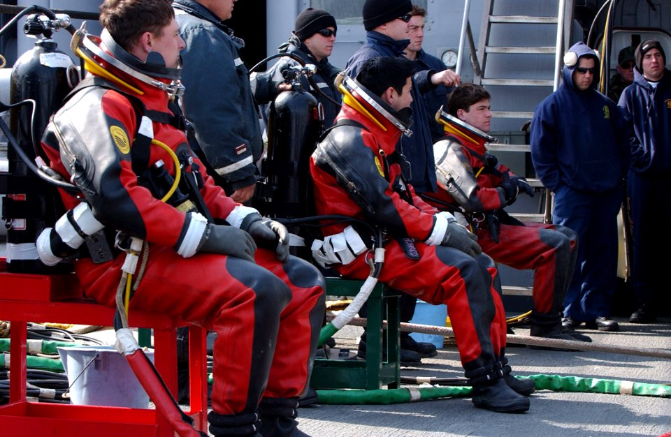 US Navy 060329-F-3759D-001 U.S. Navy divers assigned to the rescue and salvage ship USS Safeguard (ARS 50) prepare to dive