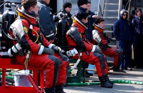 US Navy 060329-F-3759D-001 U.S. Navy divers assigned to the rescue and salvage ship USS Safeguard (ARS 50) prepare to dive