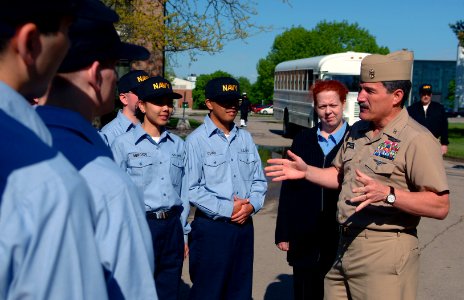 US Navy 060518-N-0962S-068 Master Chief Petty Officer of the Navy (MCPON) Terry Scott visits with students at Naval Service Training Command Great Lakes