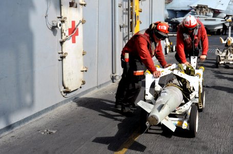 USS George H.W. Bush (CVN 77) 140622-N-CS564-070 (14308110270)