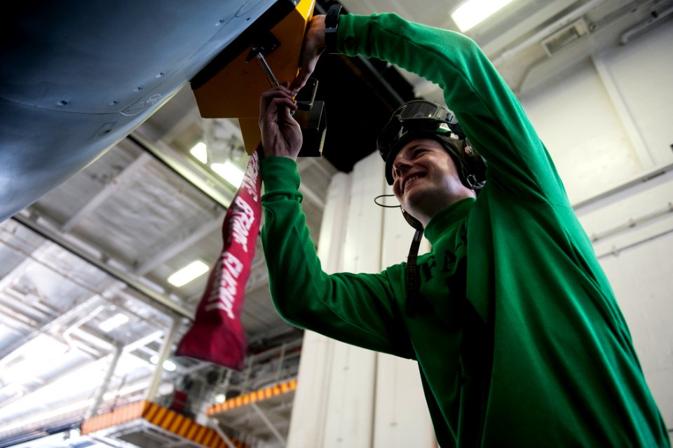 USS GEORGE H.W. BUSH (CVN 77) 140427-N-CS564-008 (14048808774)