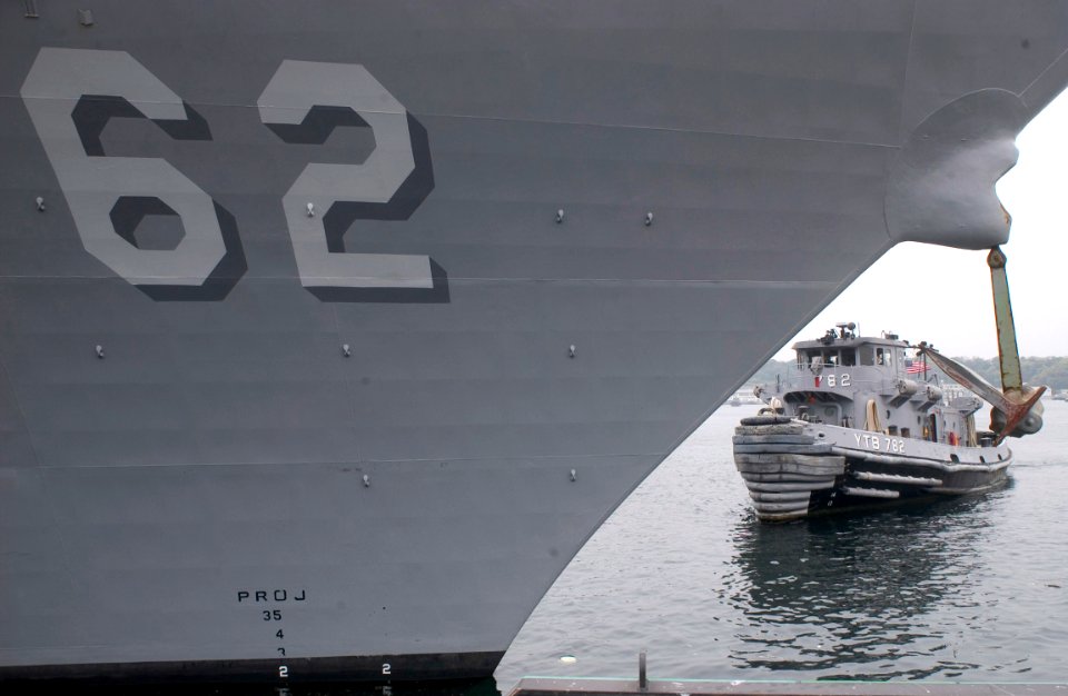 US Navy 060419-N-9851B-005 Large harbor tug USS Manistee (YBT 782) approaches the guided-missile destroyer USS Fitzgerald (DDG 62) to tie tug lines