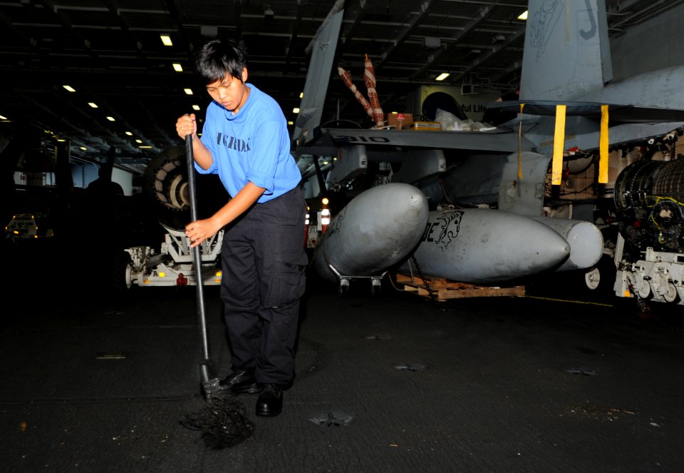 USS George H.W. Bush (CVN 77) 140702-N-MU440-037 (14584267922)