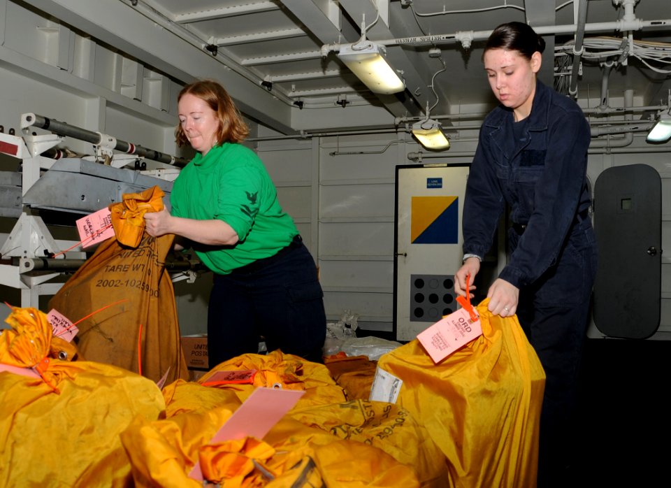 USS George H.W. Bush (CVN 77) 140619-N-MU440-021 (14463195752)