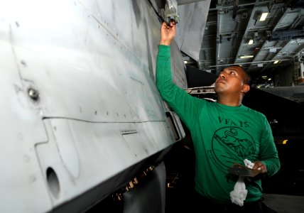 USS George H.W. Bush (CVN 77) 140703-N-MU440-012 (14604694413)