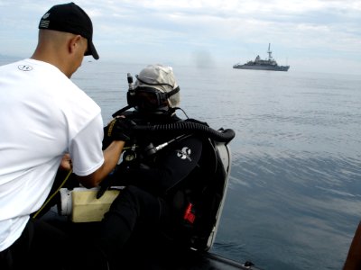 US Navy 060615-N-XXXXG-002 Explosive Ordnance Disposalman 2nd Class Michael J. Nisi, assigned to Explosive Ordnance Disposal Mobile Unit Five (EODMU-5), Detachment (Det.) 51, prepares to do a mine-shape recovery photo