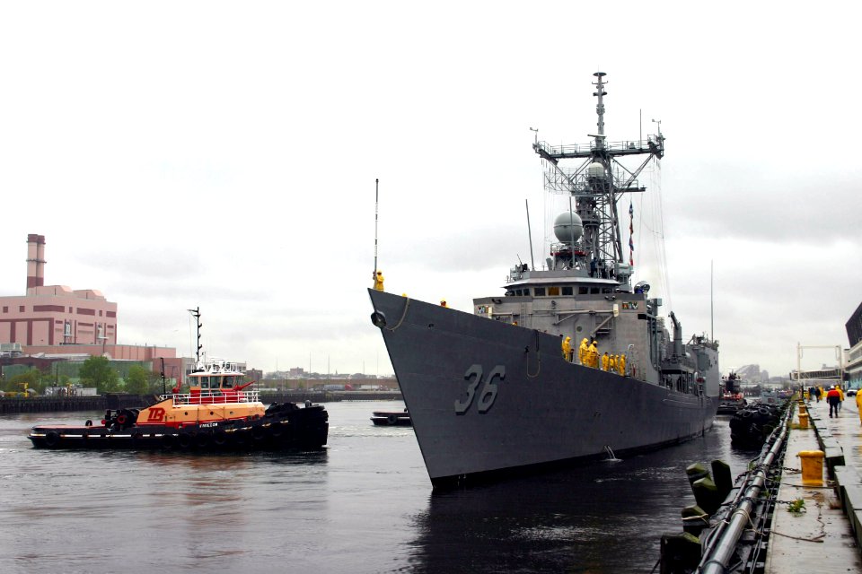 US Navy 060608-N-8110K-020 The Guided-missile frigate USS Underwood (FFG 36) prepares to moor for port visit to the city of Boston