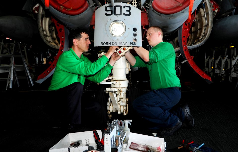 USS George H.W. Bush (CVN 77) 140628-N-MU440-007 (14353920719)