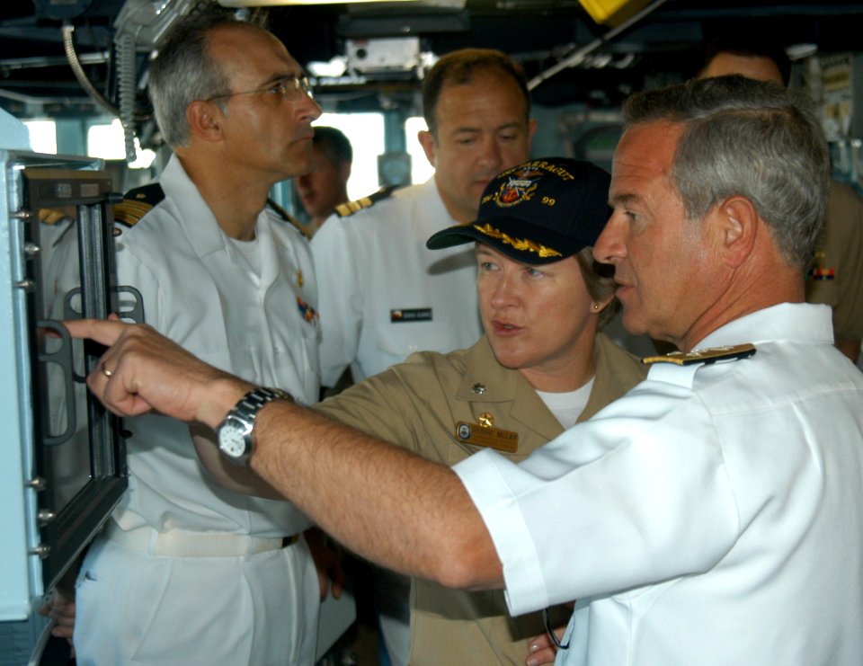 US Navy 060607-N-2632S-002 The Chief of Naval Operations from Chile visited the guided missile destroyer USS Farragut (DDG 99), prior to its commissioning June 10