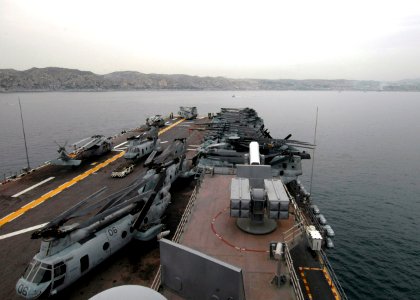 US Navy 060620-N-6403R-013 The amphibious assault ship USS Iwo Jima (LHD 7) pulls into France for a port visit