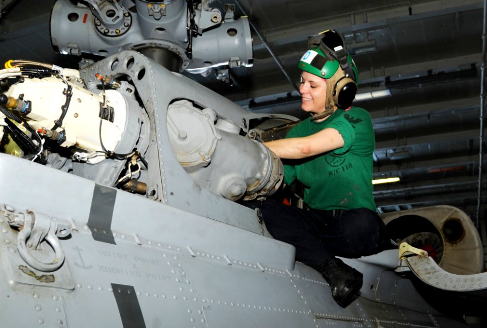 USS George H.W. Bush (CVN 77) 140628-N-MU440-010 (14537144111)