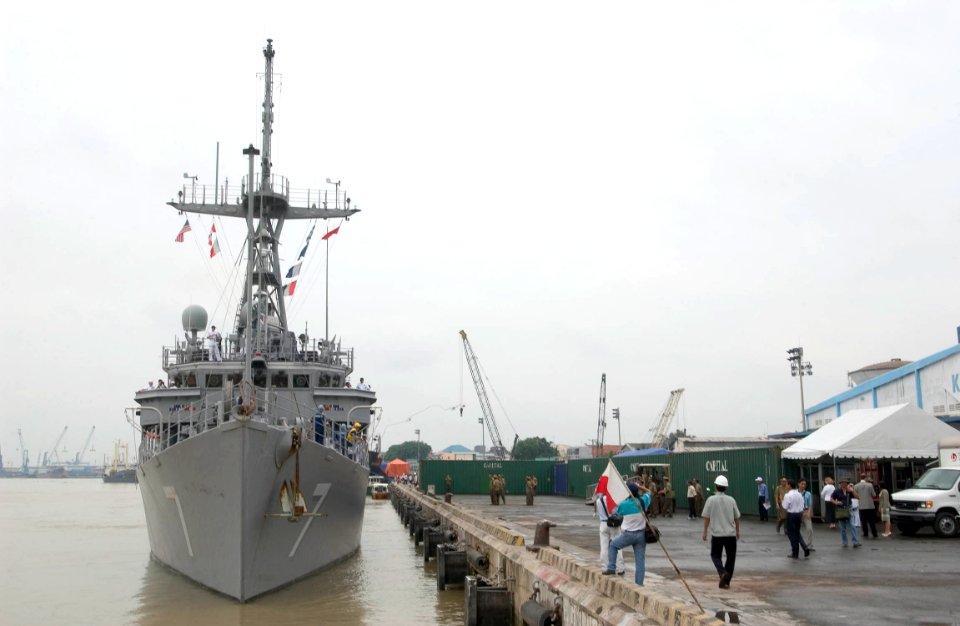 US Navy 060701-N-9851B-007 Mine counter measure ship USS Patriot (MCM 7) pulls into Ho Chi Minh City