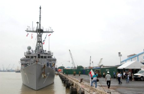 US Navy 060701-N-9851B-007 Mine counter measure ship USS Patriot (MCM 7) pulls into Ho Chi Minh City