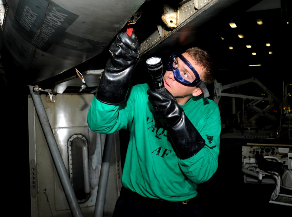 USS George H.W. Bush (CVN 77) 140619-N-MU440-046 (14441440476)