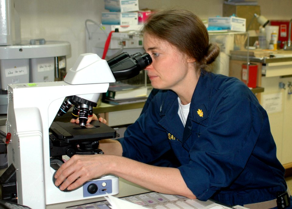 US Navy 060822-N-9076B-092 Navy Cmdr. Liz Satter from the Medical Treatment Facility aboard the Military Sealift Command (MSC) hospital ship USNS Mercy (T-AH 19), checks slides to determine if cancer is present