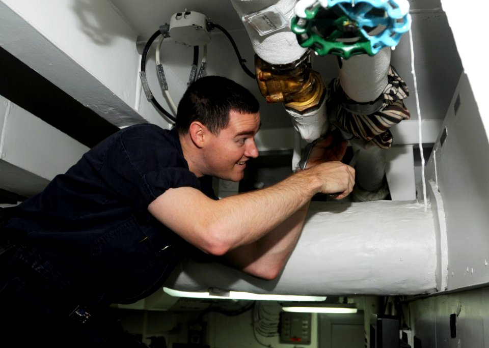 USS George H.W. Bush (CVN 77) 140616-N-MU440-045 (14441628565)