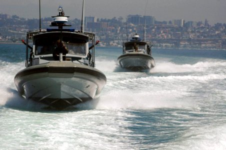 US Navy 060823-N-5148N-007 Sailors assigned Inshore Boat Unit Five Two (IBU-52) train in boat maneuvers while participating in Exercise Seahawk 2006 photo