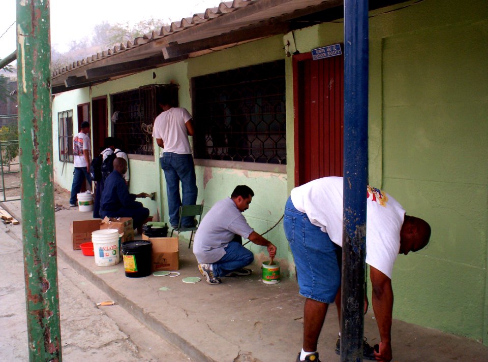 US Navy 060814-N-4040H-003 Sailors from the U.S. Navy frigate USS Halyburton (FFG 40) and destroyer USS Carney (DDG 64) paint the entire exterior of the Jorge Washington School