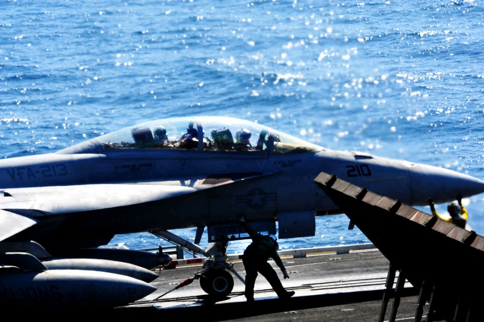 USS George H.W. Bush (CVN 77) 140616-N-CZ979-033 (14255203427)