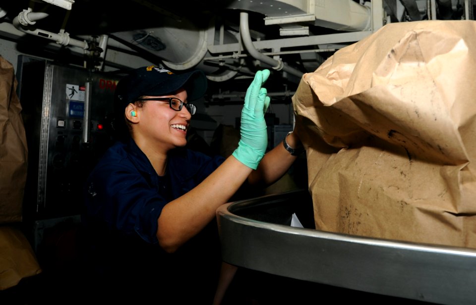 USS George H.W. Bush (CVN 77) 140619-N-MU440-027 (14277932340)