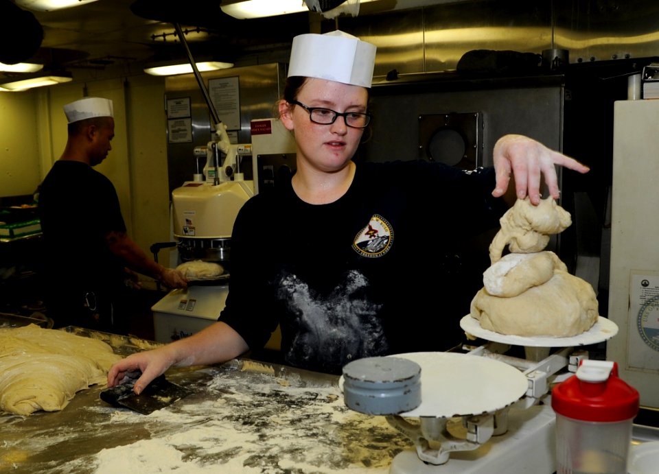 USS George H.W. Bush (CVN 77) 140616-N-MU440-068 (14441623395)