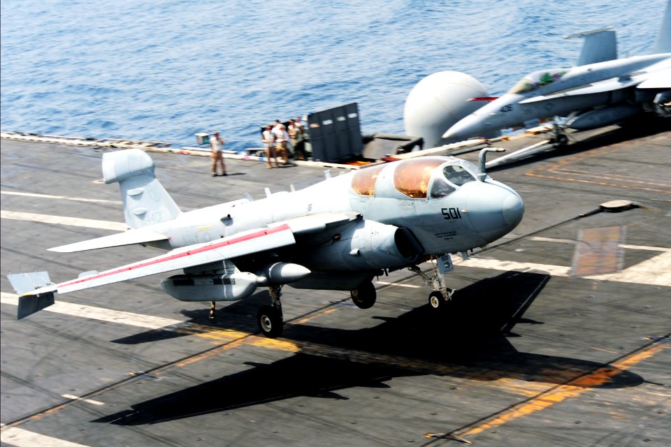 USS George H.W. Bush (CVN 77) 140609-N-CZ979-007 (14203000848)
