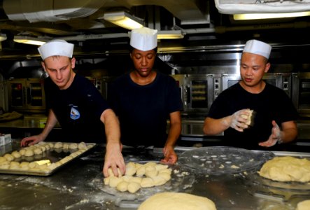 USS George H.W. Bush (CVN 77) 140616-N-MU440-059 (14418499356)