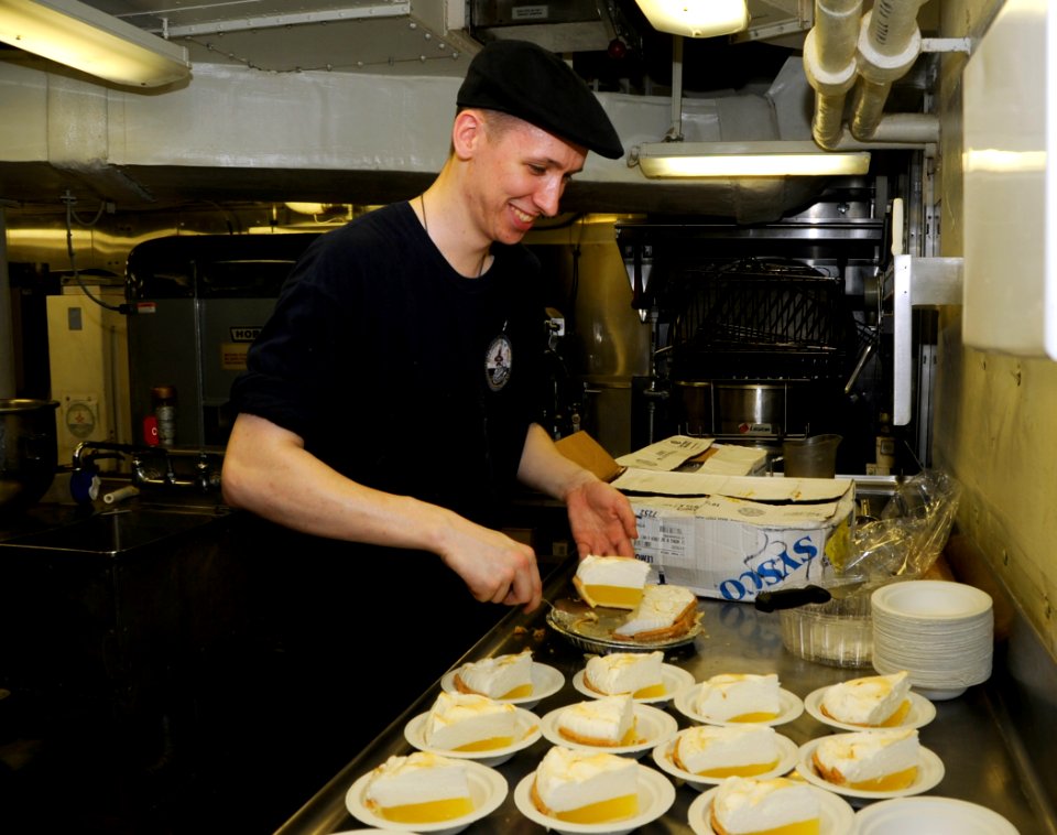 USS George H.W. Bush (CVN 77) 140616-N-MU440-083 (14255007030)