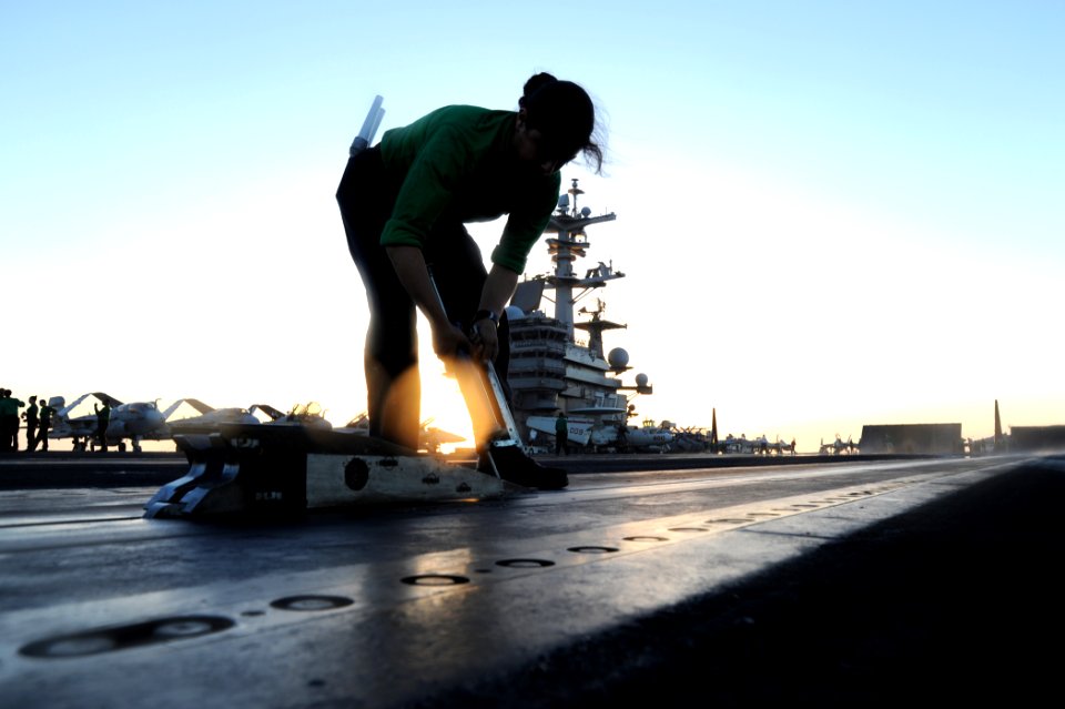 USS George H.W. Bush (CVN 77) 140619-N-EY632-234 (14464540135)