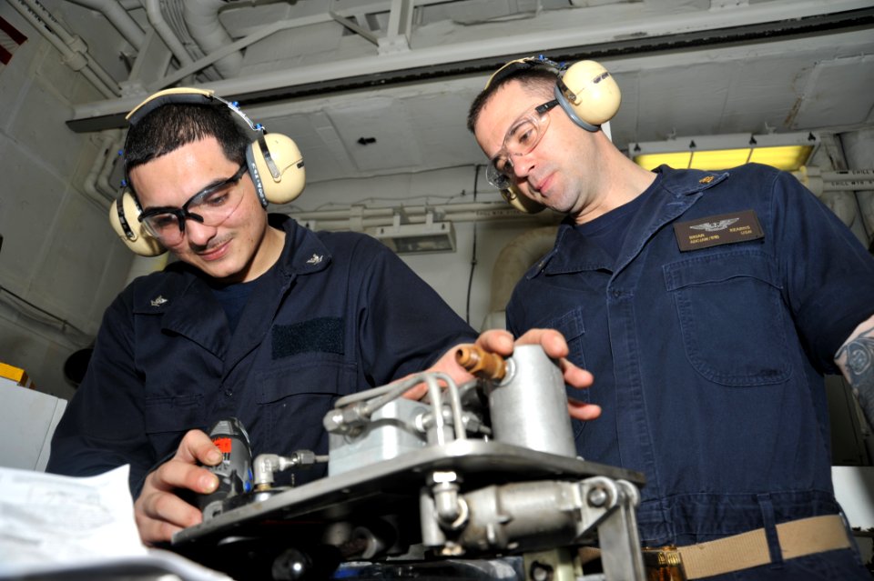USS George H.W. Bush (CVN 77) 140520-N-CS564-124 (14232881872)