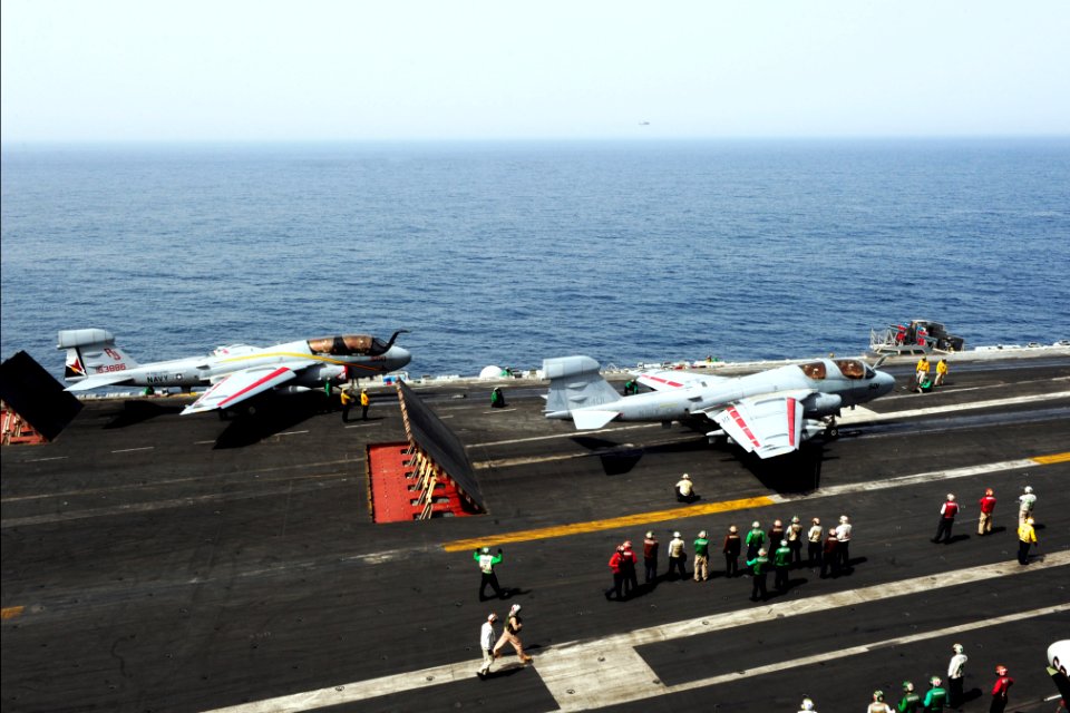 USS George H.W. Bush (CVN 77) 140609-N-CZ979-001 (14409795953)