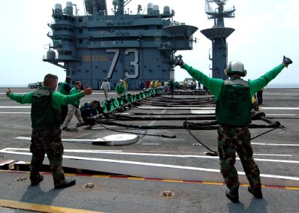 US Navy 060830-N-4015L-012 Nimitz-class aircraft carrier USS George Washington (CVN 73) Air Department Sailors practice rigging the emergency aircraft barricade during a flight deck drill