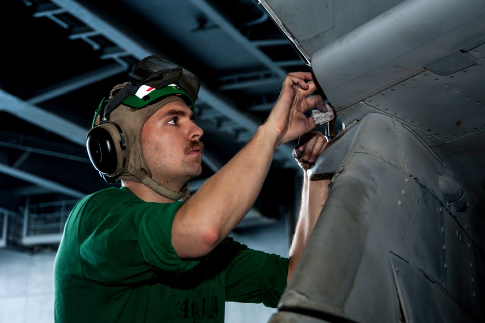 USS GEORGE H.W. BUSH (CVN 77) 140223-N-SI489-006 (13659625885)
