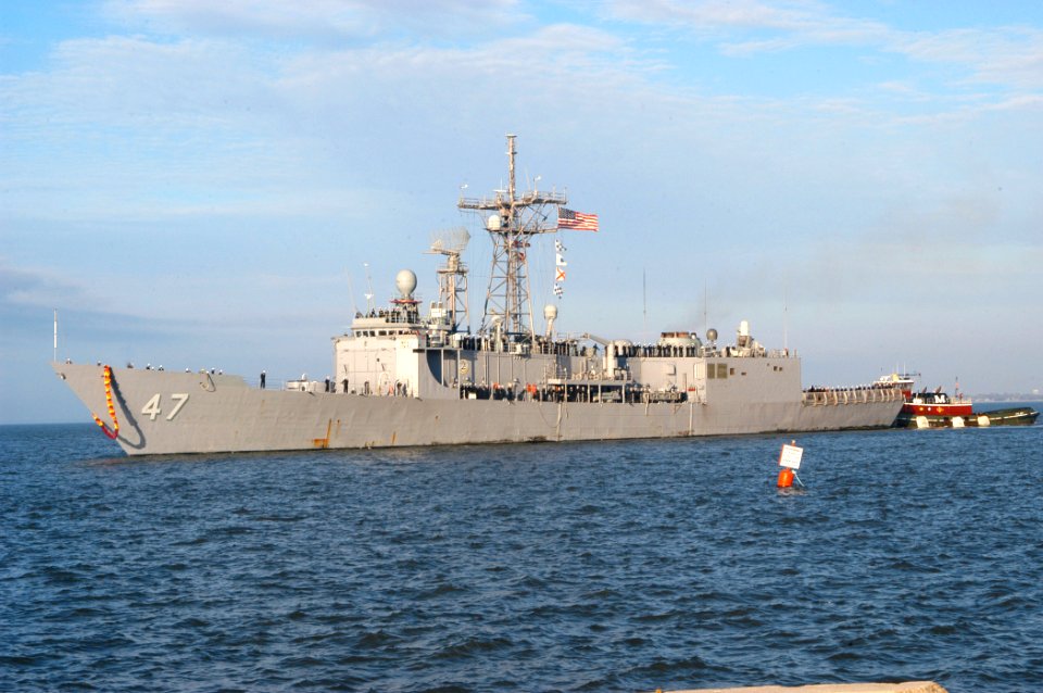 US Navy 061114-N-1713L-003 Sailors of the guided-missile frigate USS Nicholas (FFG 47) man the rails, as the ship prepares to pull into her homeport
