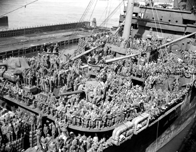 USS General W. P. Richardson (AP-118) docks at New York City (USA) on 7 June 1945