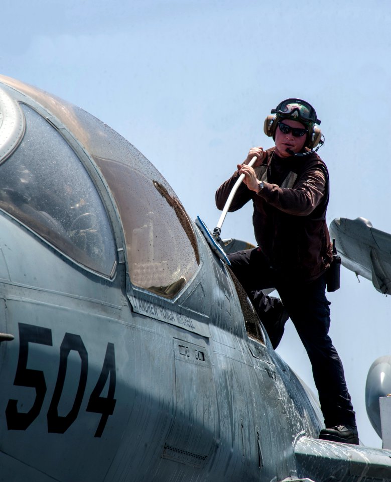 USS GEORGE H.W. BUSH (CVN 77) 140223-N-SI489-006 (13400203995)