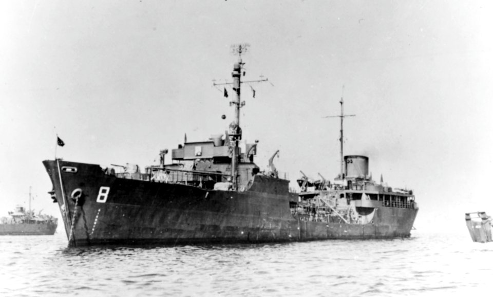 USS Genesee (AOG-8) at anchor, circa in 1945 (NH 74314)