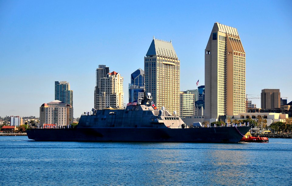 USS Freedom operations 100423-N-RI884-022