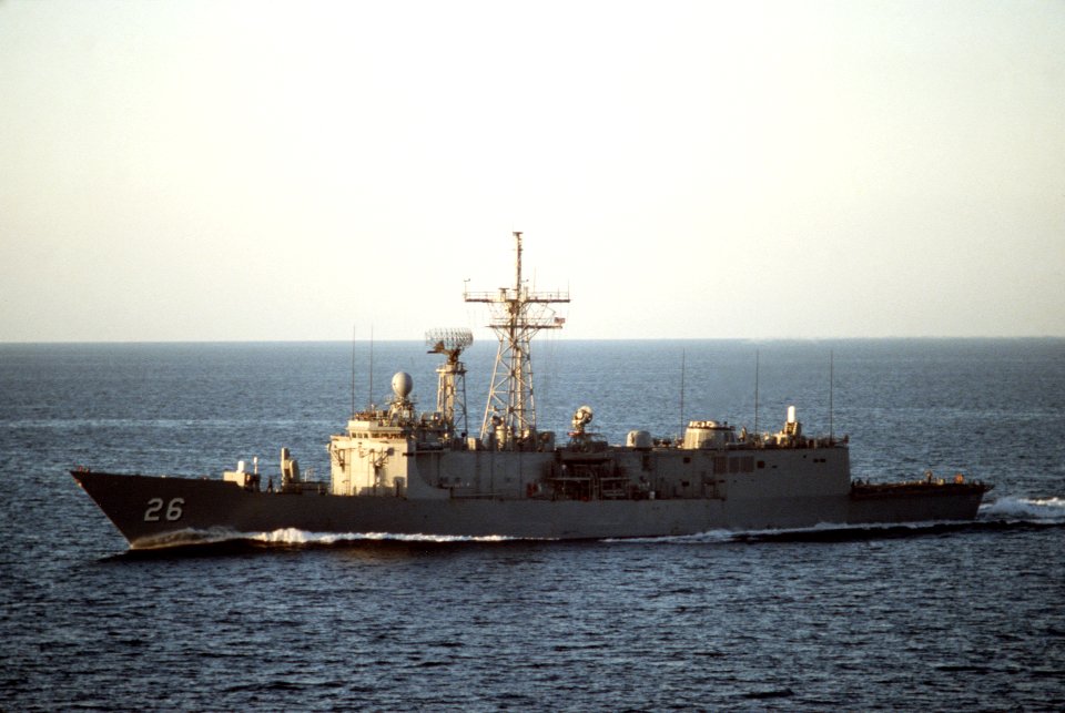 USS Gallery (FFG-26) underway in the Persian Gulf on 1 November 1987